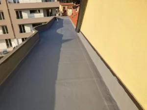 To renew the protection of a flat roof