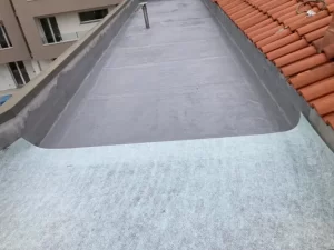 To renew the protection of a flat roof